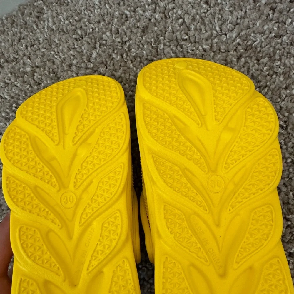N/A bright yellow